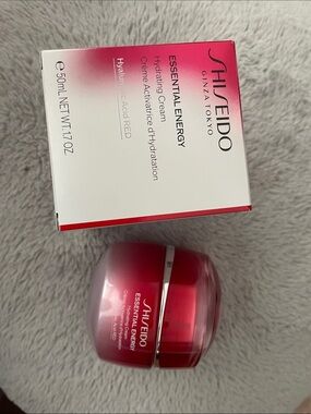 Shiseido Essential Energy Hydrating Cream - Red to Pink Ombre